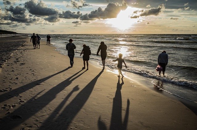 beach, people, sea, sand, footprints, walking, strolling, by the beach, silhouettes, shadows, backlighting, ocean, seashore, shore, coast, coastline, nature, family, vacation, holiday, horizon, seascape, waves